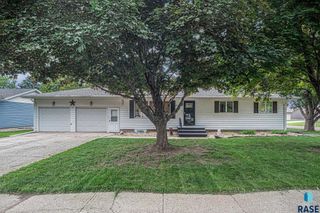 926 10th St NE, Madison, SD 57042