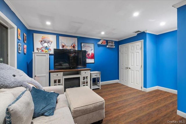 44 E End Avenue, Hicksville, NY 11801