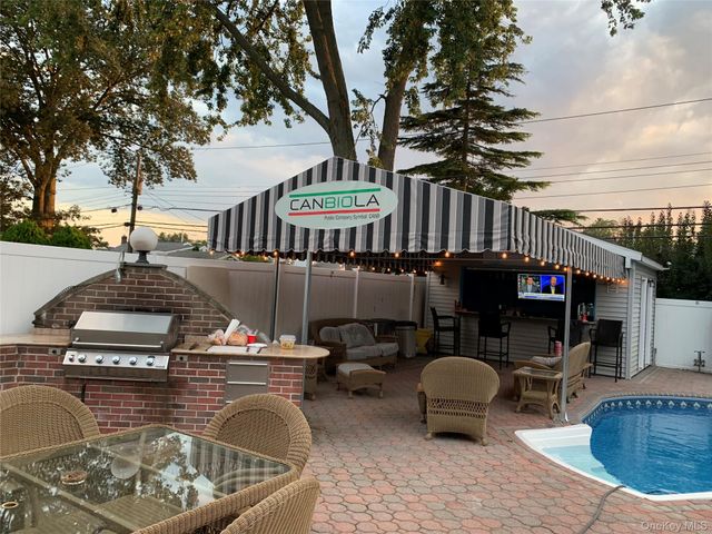 44 E End Avenue, Hicksville, NY 11801