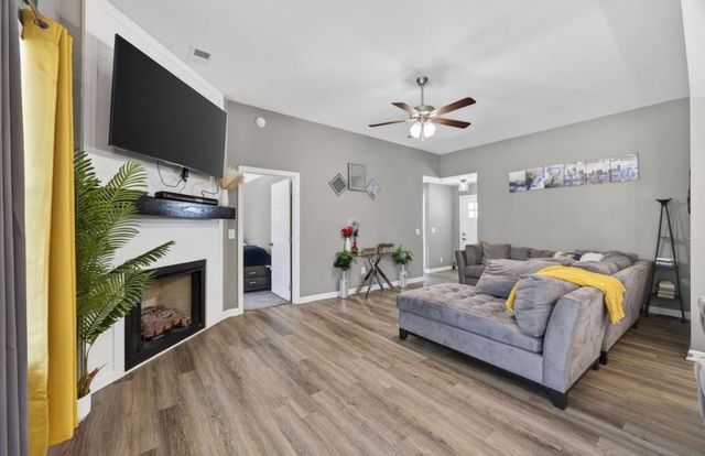 1469 Fredrick Dr, Clarksville, TN 37042