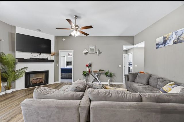 1469 Fredrick Dr, Clarksville, TN 37042