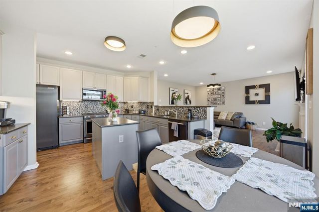 22 Falling Waters, Oakland, NJ 07436