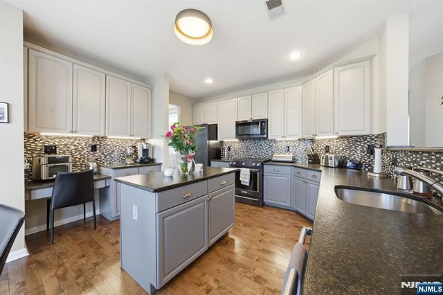 22 Falling Waters, Oakland, NJ 07436