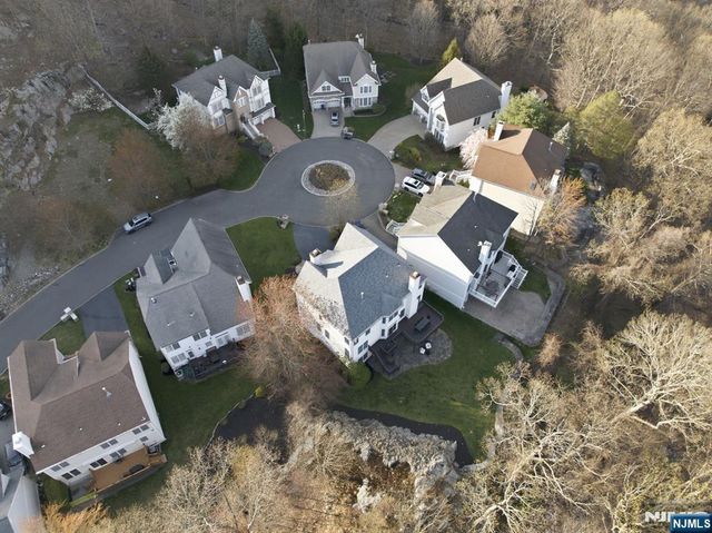 22 Falling Waters, Oakland, NJ 07436