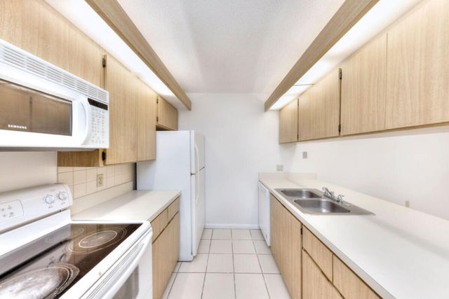 5731 57th Way 42a, West Palm Beach, FL 33409