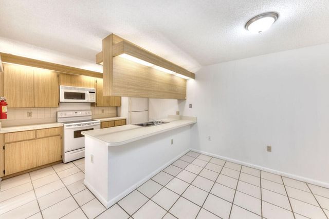 5731 57th Way 42a, West Palm Beach, FL 33409