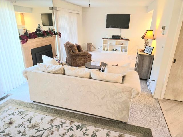 61 Apple Hill 61, Newington, CT 06111