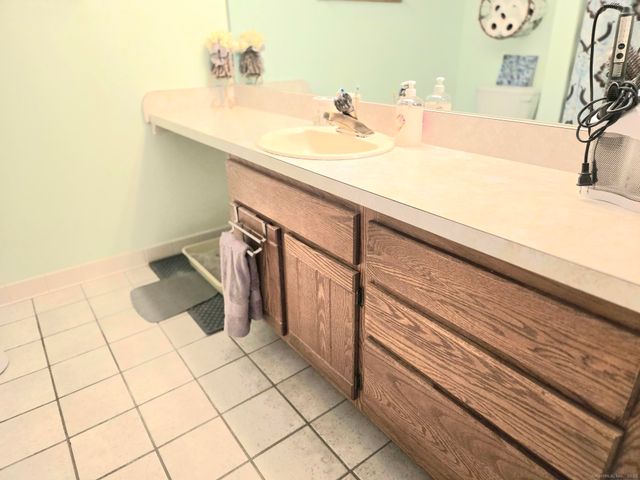 61 Apple Hill 61, Newington, CT 06111