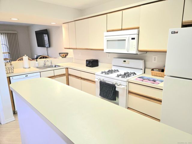 61 Apple Hill 61, Newington, CT 06111