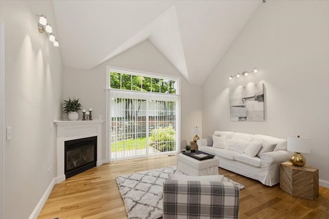 10 Charnstaff Ln 202, Billerica, MA 01821