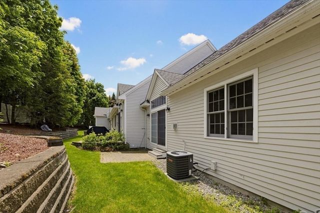 10 Charnstaff Ln 202, Billerica, MA 01821