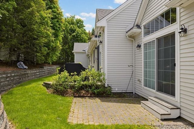 10 Charnstaff Ln 202, Billerica, MA 01821