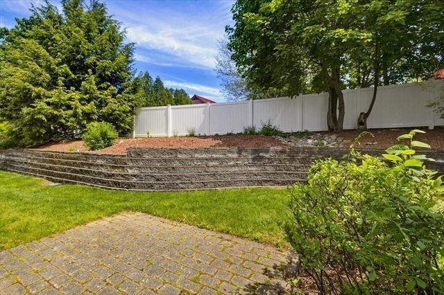 10 Charnstaff Ln 202, Billerica, MA 01821