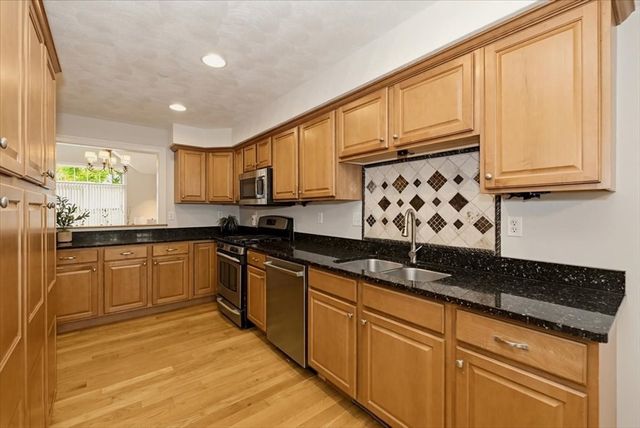 10 Charnstaff Ln 202, Billerica, MA 01821