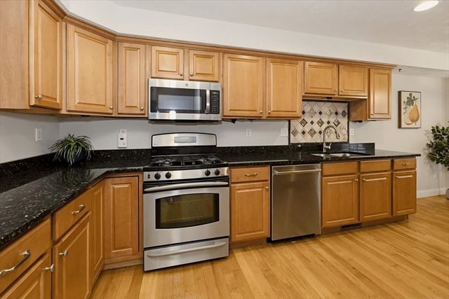 10 Charnstaff Ln 202, Billerica, MA 01821