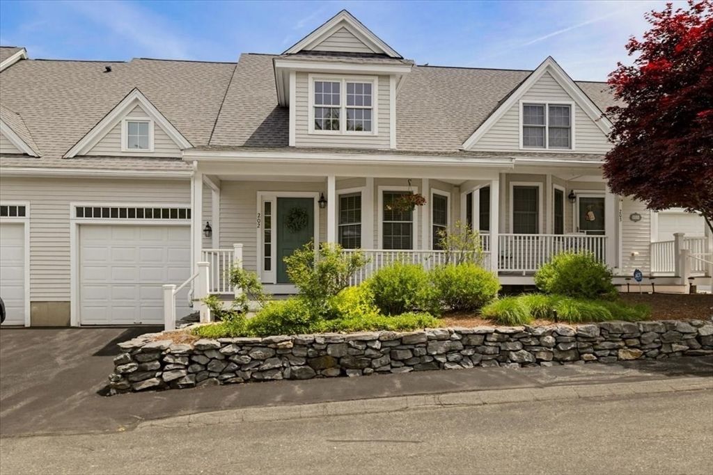 10 Charnstaff Ln 202, Billerica, MA 01821