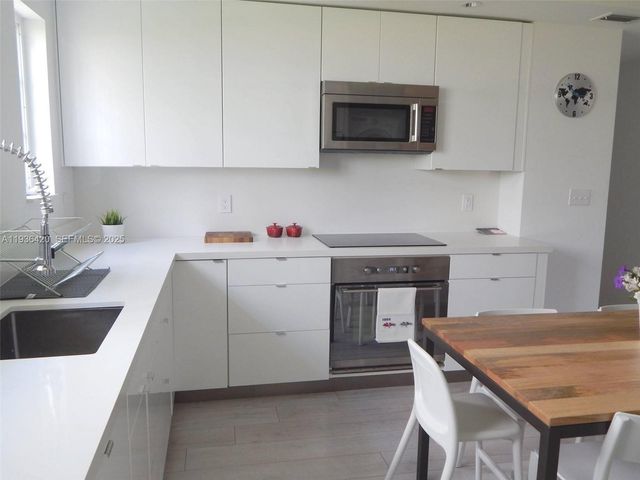 831 10th St 102, Miami Beach, FL 33139