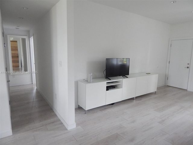 831 10th St 102, Miami Beach, FL 33139