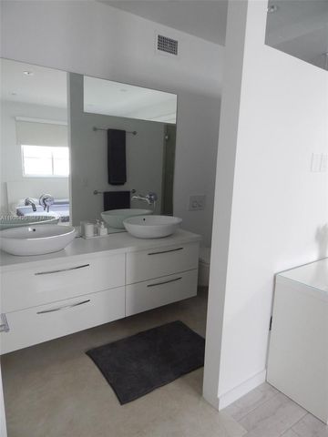 831 10th St 102, Miami Beach, FL 33139