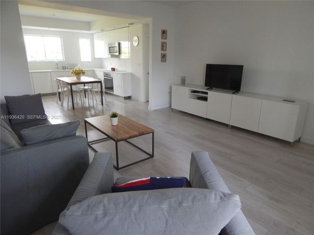 831 10th St 102, Miami Beach, FL 33139