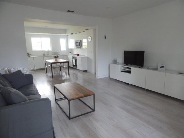 831 10th St 102, Miami Beach, FL 33139