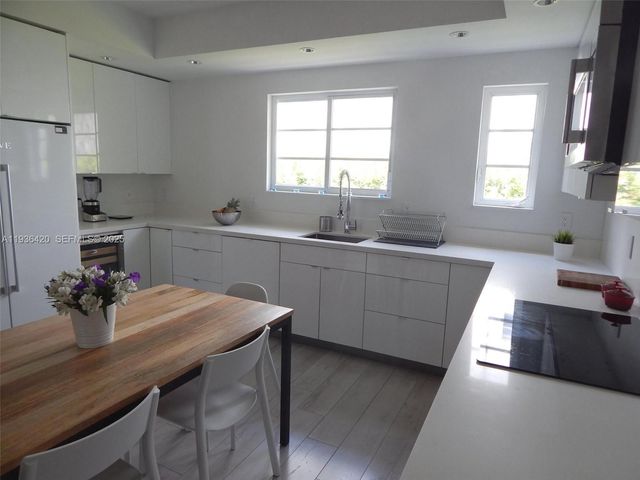 831 10th St 102, Miami Beach, FL 33139