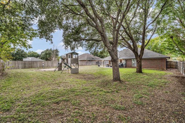 822 Crested Butte Drive, Hewitt, TX 76643