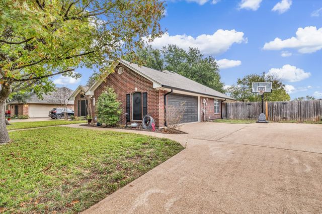 822 Crested Butte Drive, Hewitt, TX 76643