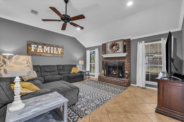 822 Crested Butte Drive, Hewitt, TX 76643