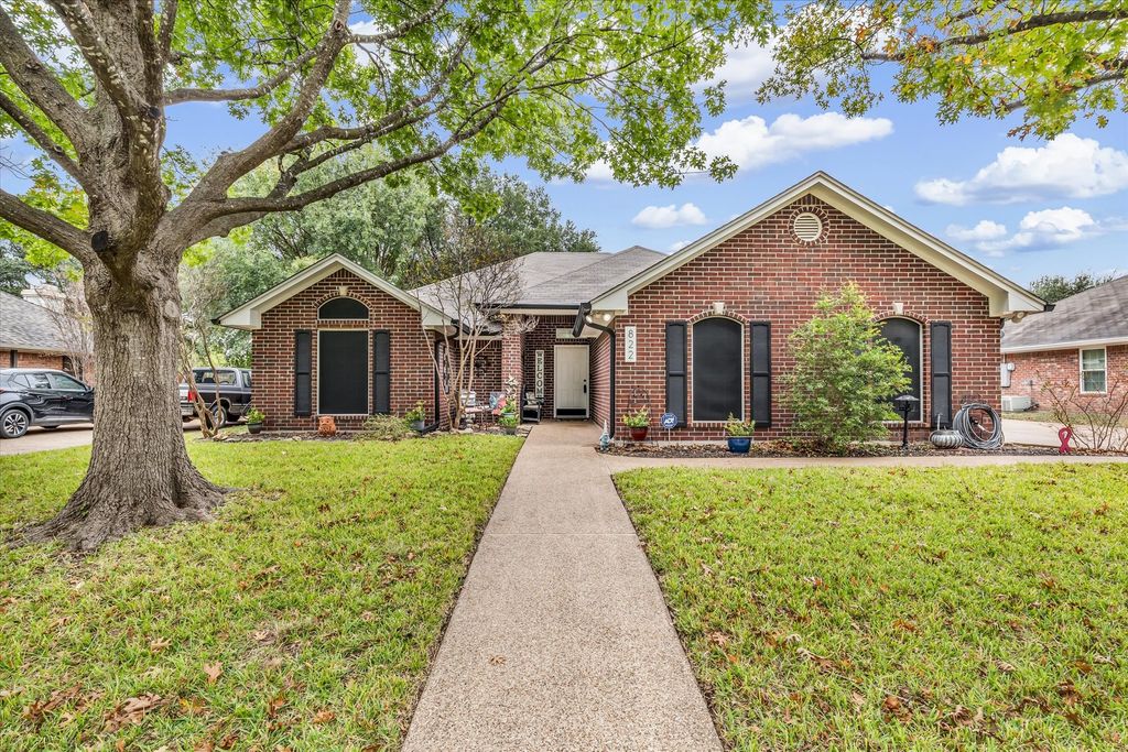 822 Crested Butte Drive, Hewitt, TX 76643