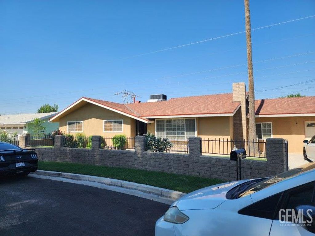 9712 San Emidio Street, Lamont, CA 93241