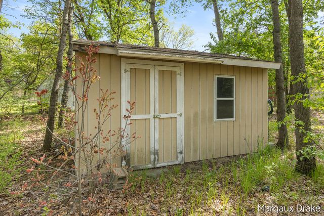 17225 Apache Trail, Howard City, MI 49329