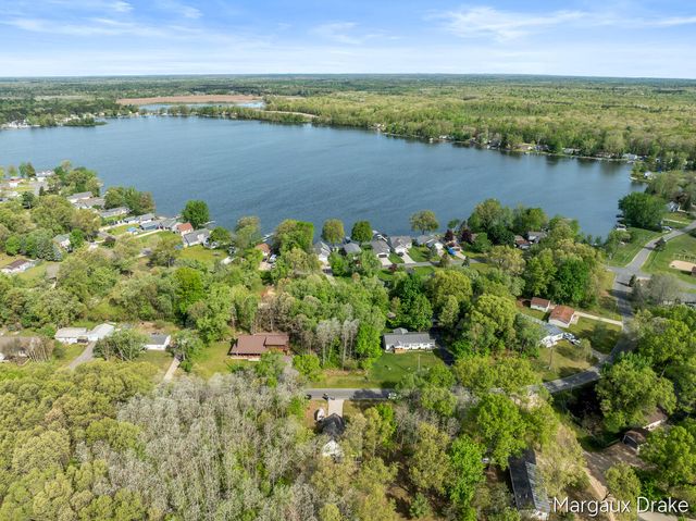17225 Apache Trail, Howard City, MI 49329