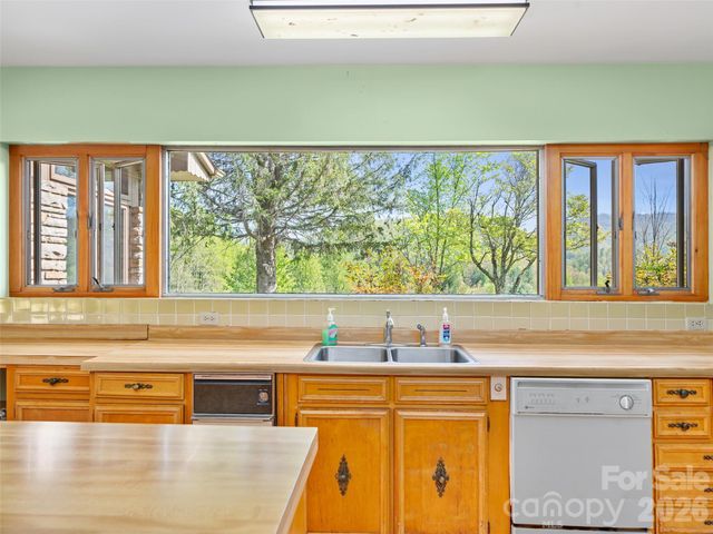 110 Crest View Road, Burnsville, NC 28714