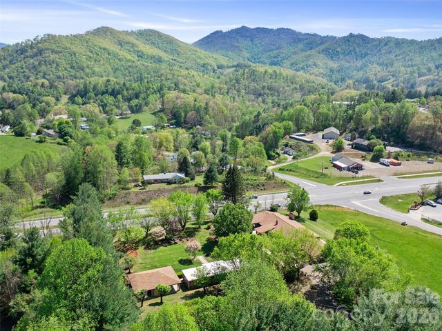 110 Crest View Road, Burnsville, NC 28714