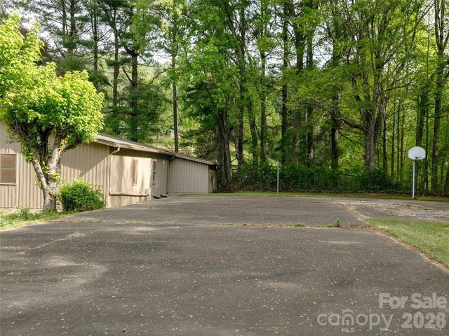 110 Crest View Road, Burnsville, NC 28714