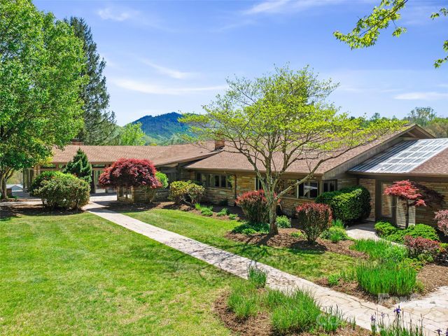 110 Crest View Road, Burnsville, NC 28714