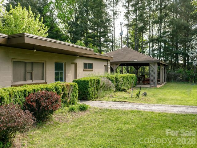 110 Crest View Road, Burnsville, NC 28714