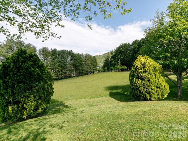 110 Crest View Road, Burnsville, NC 28714