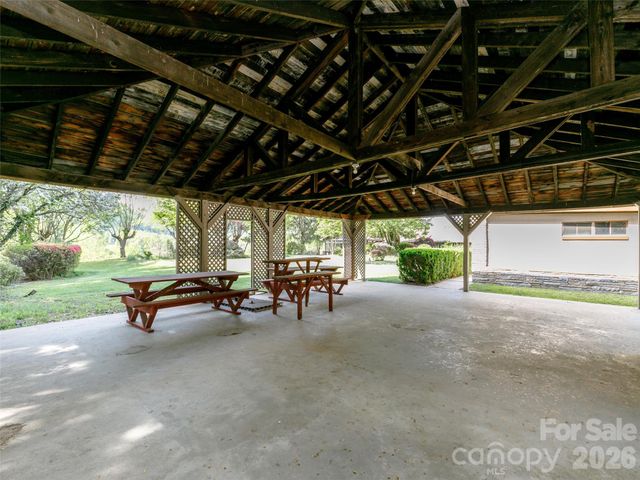 110 Crest View Road, Burnsville, NC 28714