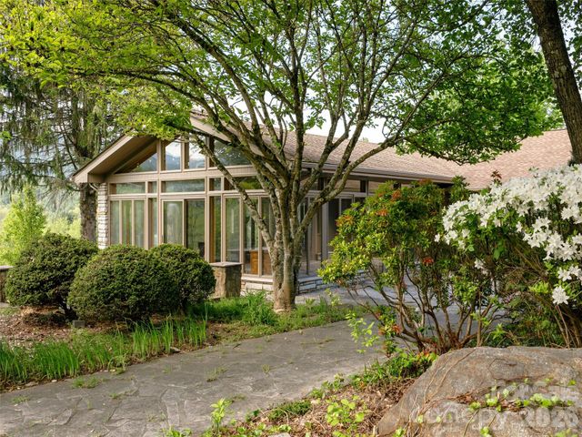 110 Crest View Road, Burnsville, NC 28714