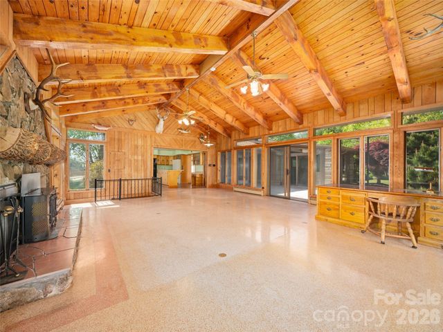 110 Crest View Road, Burnsville, NC 28714