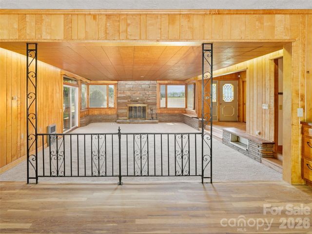 110 Crest View Road, Burnsville, NC 28714