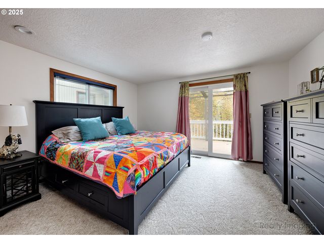 4035 Sw POMONA St, Portland, OR 97219