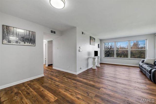 3 Delcrest Court 102, University City, MO 63124