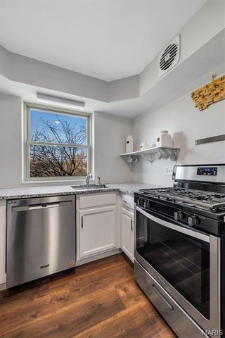 3 Delcrest Court 102, University City, MO 63124