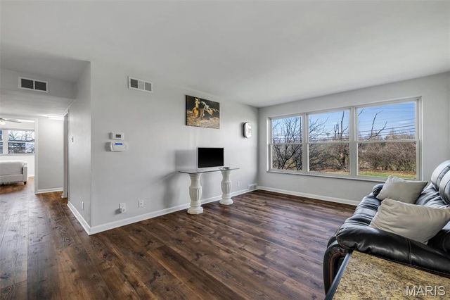 3 Delcrest Court 102, University City, MO 63124