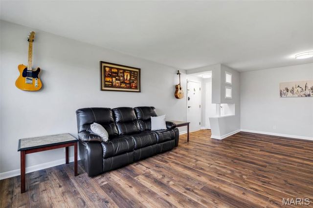 3 Delcrest Court 102, University City, MO 63124