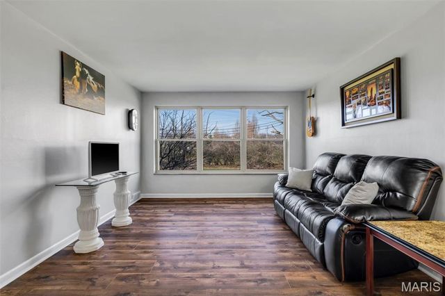 3 Delcrest Court 102, University City, MO 63124