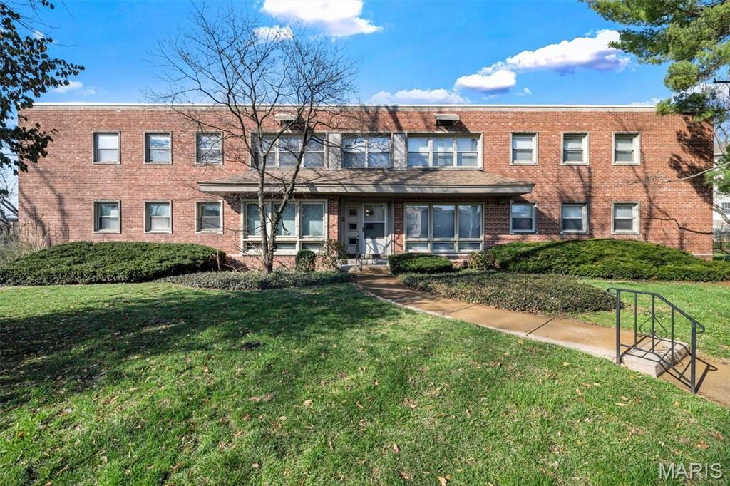 3 Delcrest Court 102, University City, MO 63124